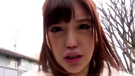 Прогулка возбуждает японку, ведь у неё в трусиках вибратор