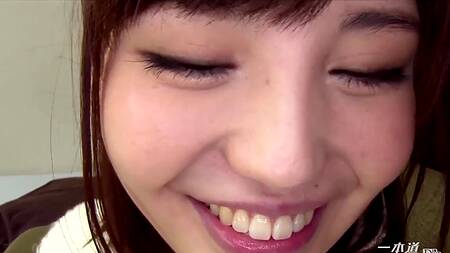 Прогулка возбуждает японку, ведь у неё в трусиках вибратор