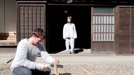 Милашка работает горничной и писает на хозяина