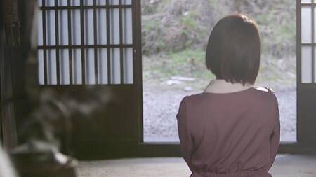 Милашка работает горничной и писает на хозяина