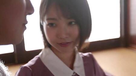 Милашка работает горничной и писает на хозяина