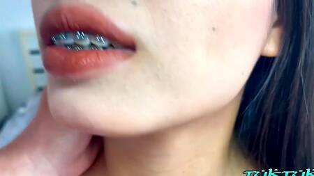 Погулял с милой тайкой по городу и трахнул её в отеле