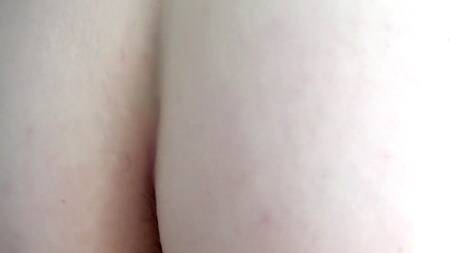 Курьер подрочил на трусики милфы и жестко её трахнул