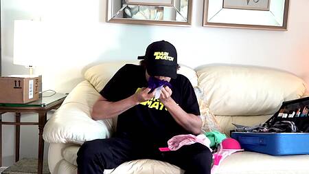 Курьер подрочил на трусики милфы и жестко её трахнул