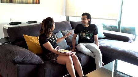 Задрал юбку жены друга и развел её на жаркий секс