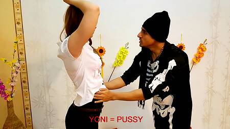 Милая девушка в индийской секте трахается с двумя