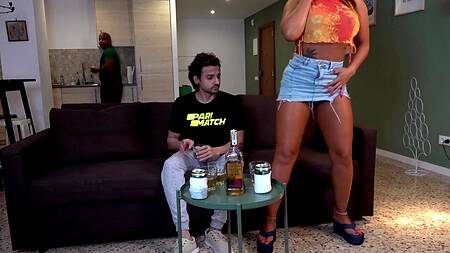 Пьяный друг отключился и жена отдалась гостью