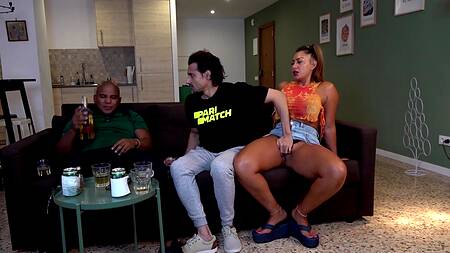 Пьяный друг отключился и жена отдалась гостью