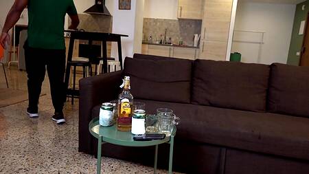 Пьяный друг отключился и жена отдалась гостью