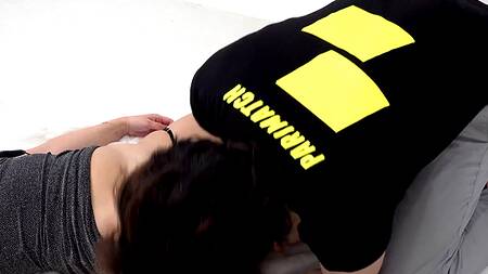 Воспользовался спящей подругой и трахнул её большим членом