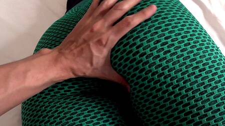 Жопастая мусульманка в лосинах таки соблазнила на секс