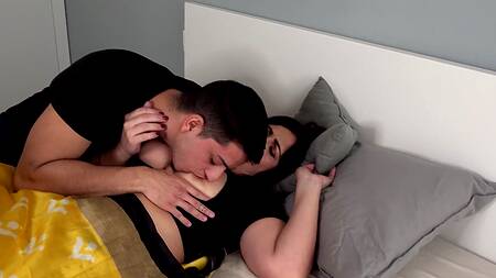 Приласкал сиськи мачехи и развел её на секс