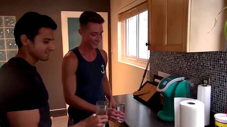 Губастая милфа развлекается с двумя молодыми парнями