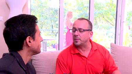 Боссу приходится согласиться, чтобы работник поимел его жену