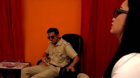 Преданная работница ублажает полицейского во время обыска