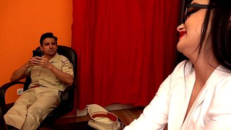 Преданная работница ублажает полицейского во время обыска