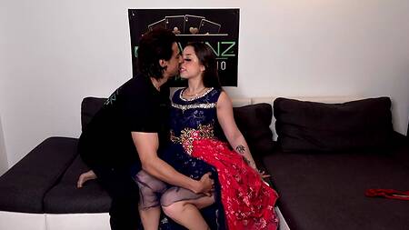 Индийская милашка сквиртит парню на лицо во время дикой ебли