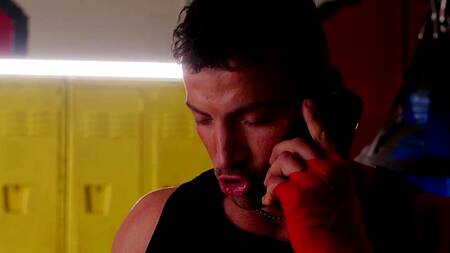 Боксер во время тренировки поимел милфу в жопу на ринге