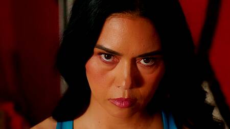 Боксер во время тренировки поимел милфу в жопу на ринге