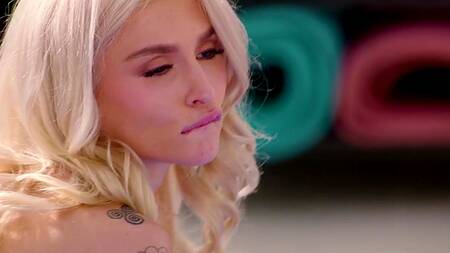 Миниатюрная блондинка соблазнила черного тренера