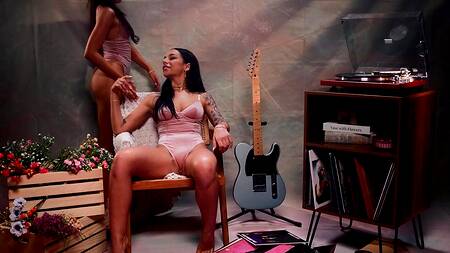 Две красивые лесбиянки развратно проводят время