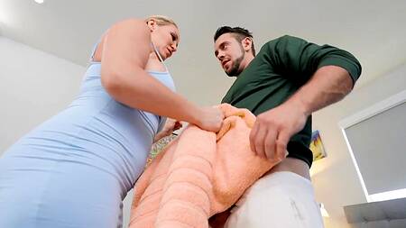 Трахнул двух сочных мамаш, которые занимались лесбийским сексом