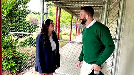 Пришла к женатому учителю и соблазнила его на секс