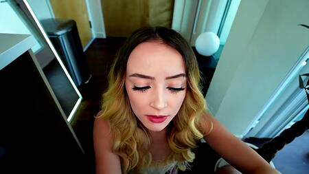 Удовлетворённая падчерица глотает сперму отчима