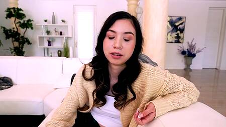 Милая брюнетка делится своим парнем с развратной мачехой