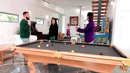 Попарились в сауне и обменялись отцами для секса