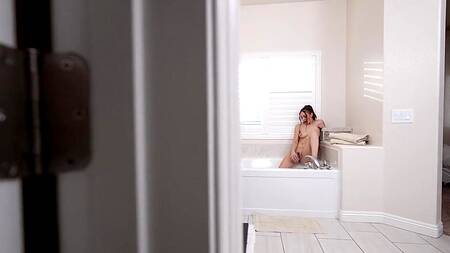 Попрыгала на резиновом члене в ванной и пошла соблазнять сводного брата