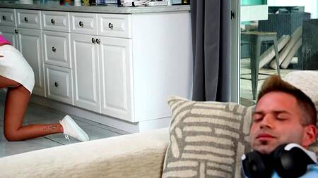 Увидел как сводная сестра фоткает киску и трахнул её