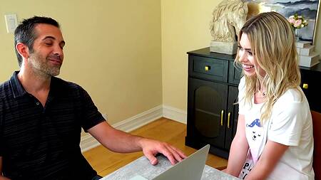 Милая падчерица выполняет функции жены и ебется с папочкой