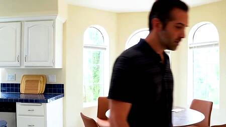 Милая падчерица выполняет функции жены и ебется с папочкой