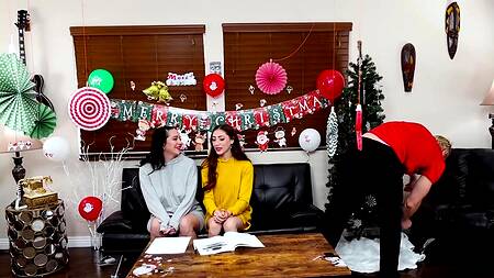 Милая подруга падчерица склонила к сексу втроем