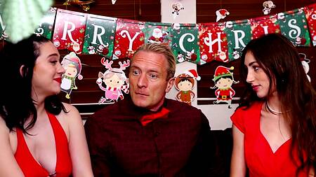 Милая подруга падчерица склонила к сексу втроем