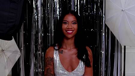 Фотосессия стала слишком горячей, черная модель захотела секса