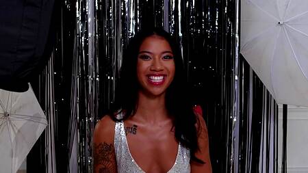 Фотосессия стала слишком горячей, черная модель захотела секса