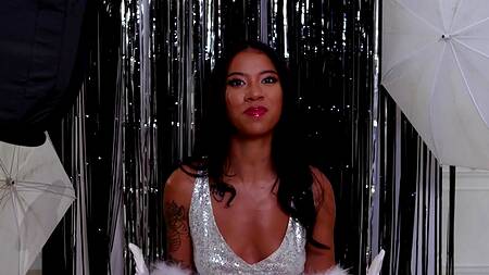 Фотосессия стала слишком горячей, черная модель захотела секса