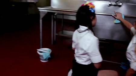 Директор ресторана трахает двух сестер азиаток