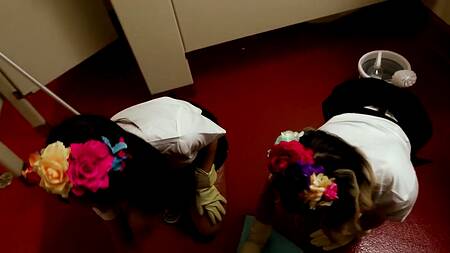 Директор ресторана трахает двух сестер азиаток