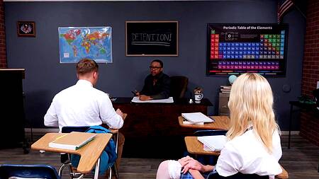 Учитель отвернулся и студентка сделала парню минет под партой