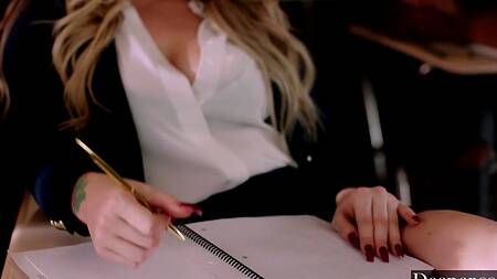 Белая телка в универе трахается с двумя неграми