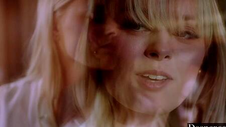 Белая телка в универе трахается с двумя неграми