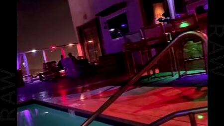 Сделала негру минет в туалете, а трахнулась с ним в номере