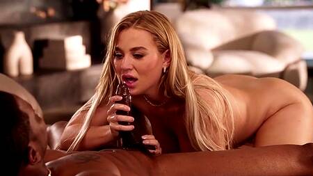 Черный босс проводит выходные с красивой и дико развратной работницей