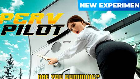 Милая стюардесса с белоснежной кожей отдается пилоту в самолете