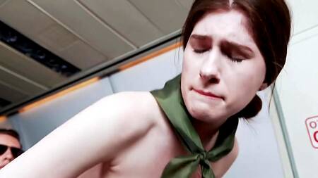 Милая стюардесса с белоснежной кожей отдается пилоту в самолете