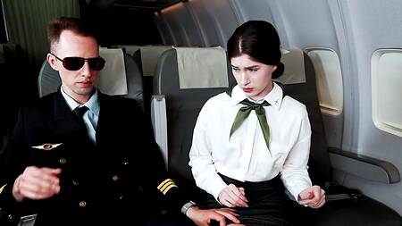 Милая стюардесса с белоснежной кожей отдается пилоту в самолете