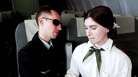 Милая стюардесса с белоснежной кожей отдается пилоту в самолете